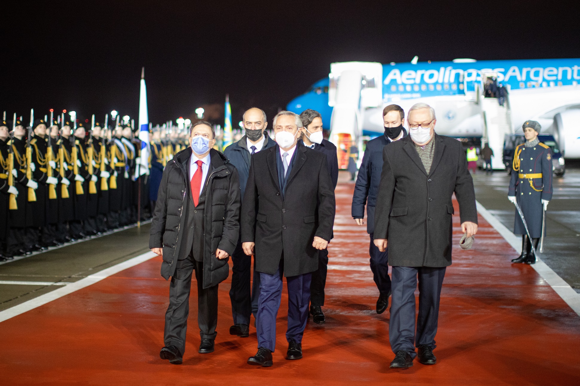 El presidente arribó a Rusia, donde mañana se reunirá con su par Vladímir Putin