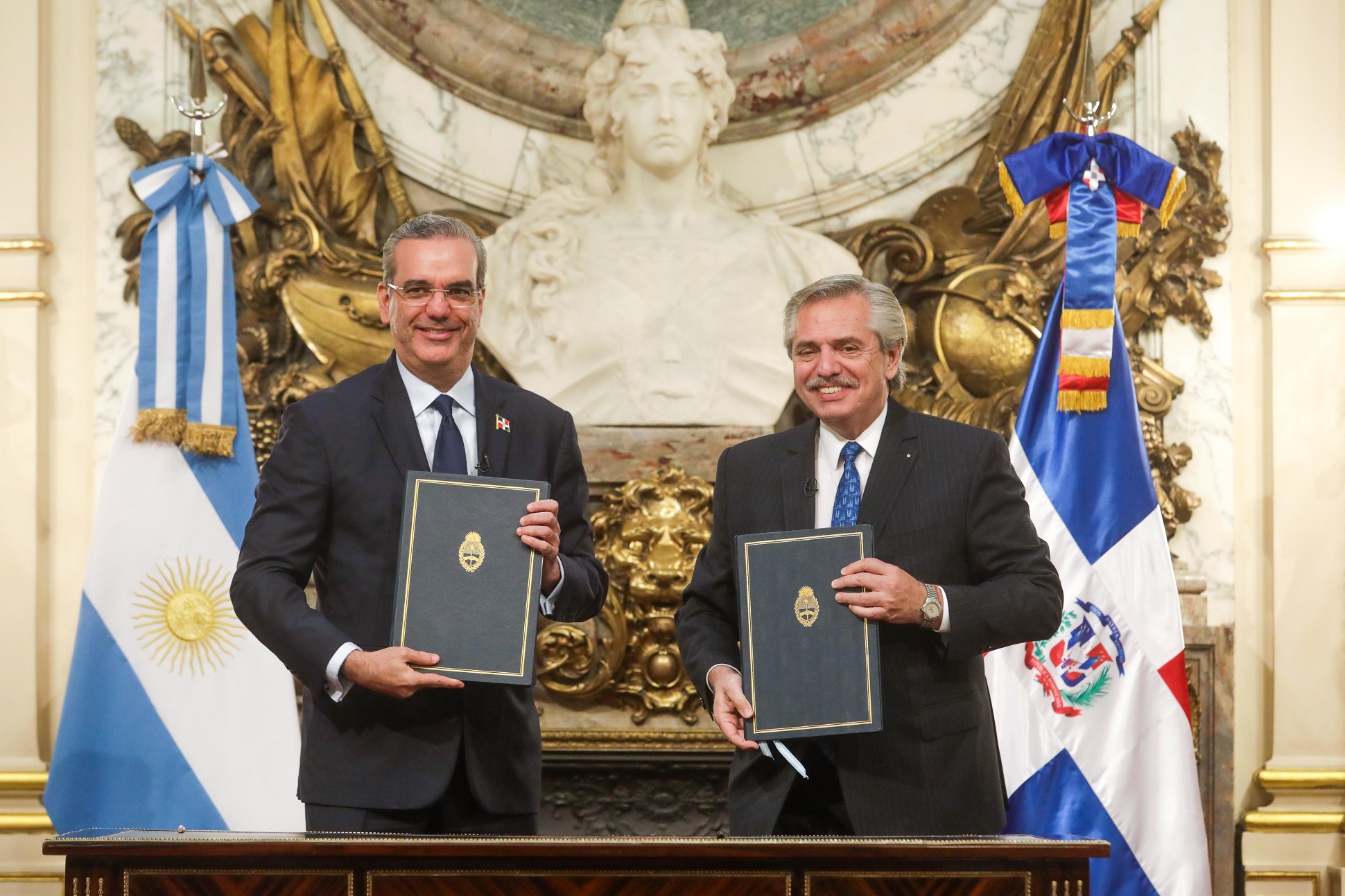 El presidente firmó acuerdos de cooperación productiva y sanitaria con su par de República Dominicana