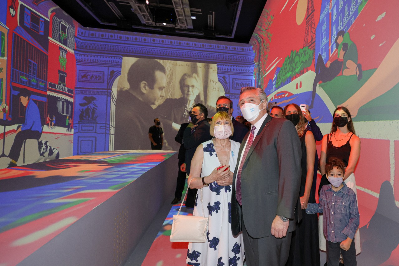 El presidente inauguró un novedoso espacio sensorial en el CCK que abre con un homenaje a Piazzolla