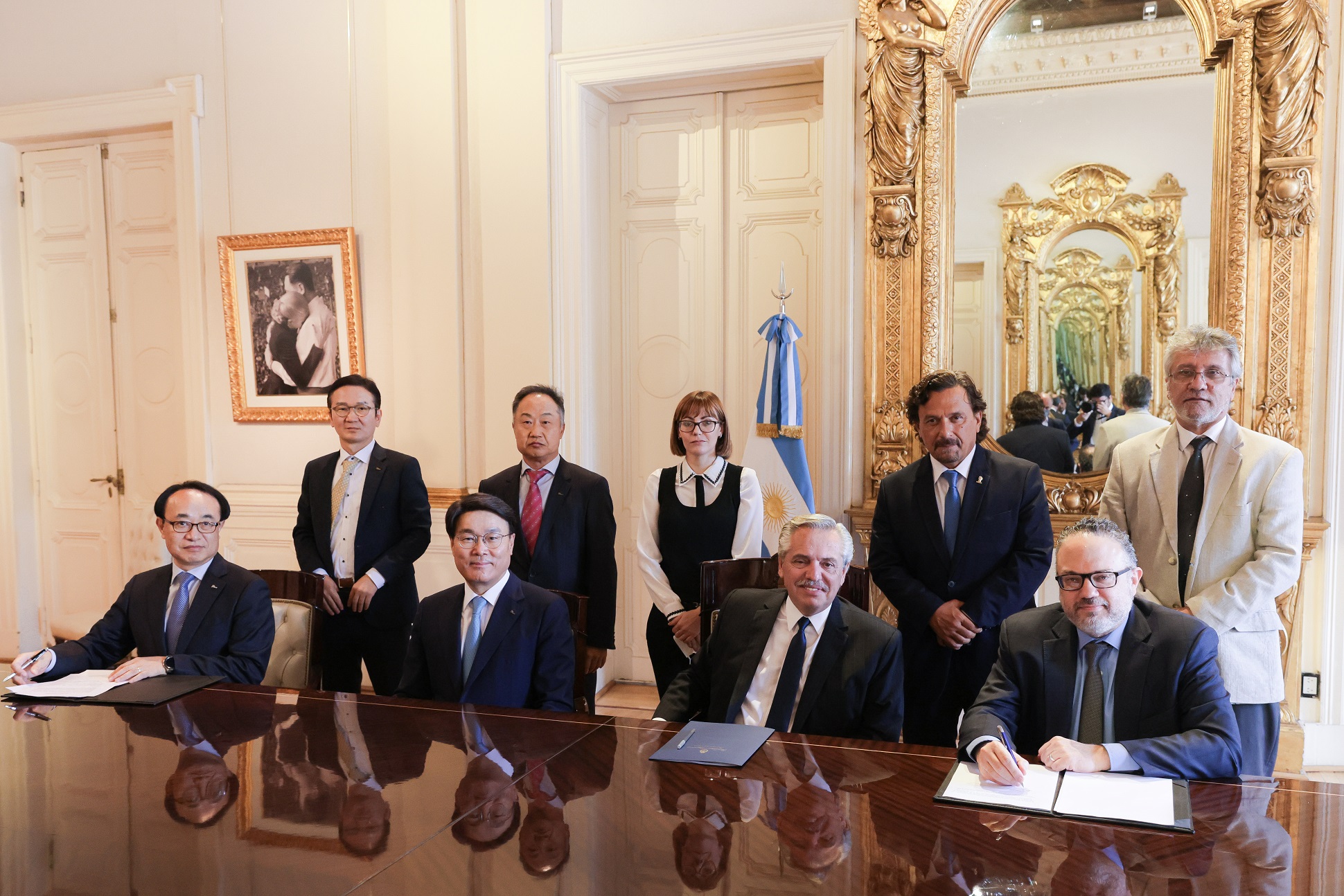 El presidente recibió a las autoridades de la productora de acero internacional POSCO, que construirá una planta comercial de litio en Salta