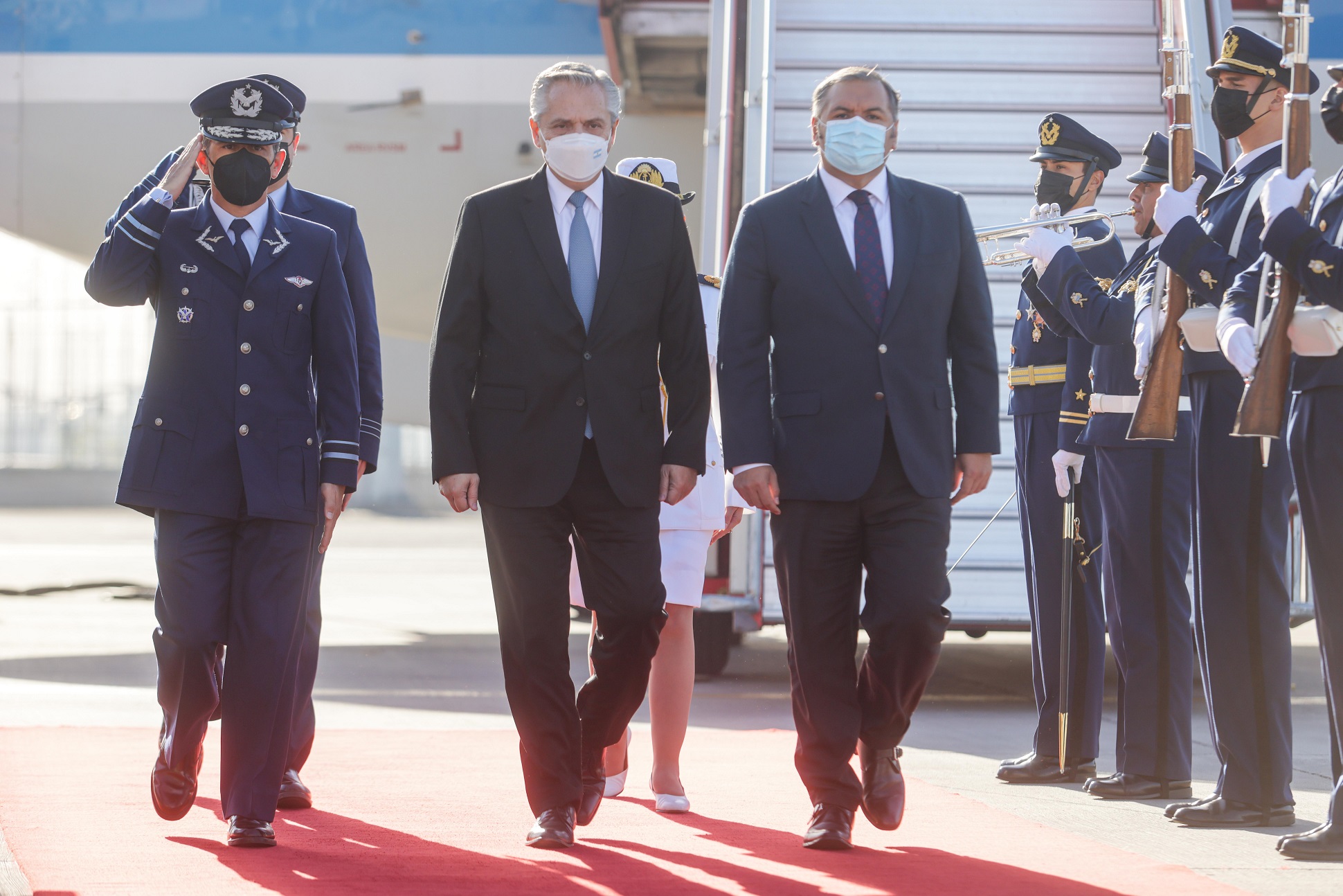El presidente arribó a Chile para participar de la ceremonia de traspaso de mando a Gabriel Boric Font