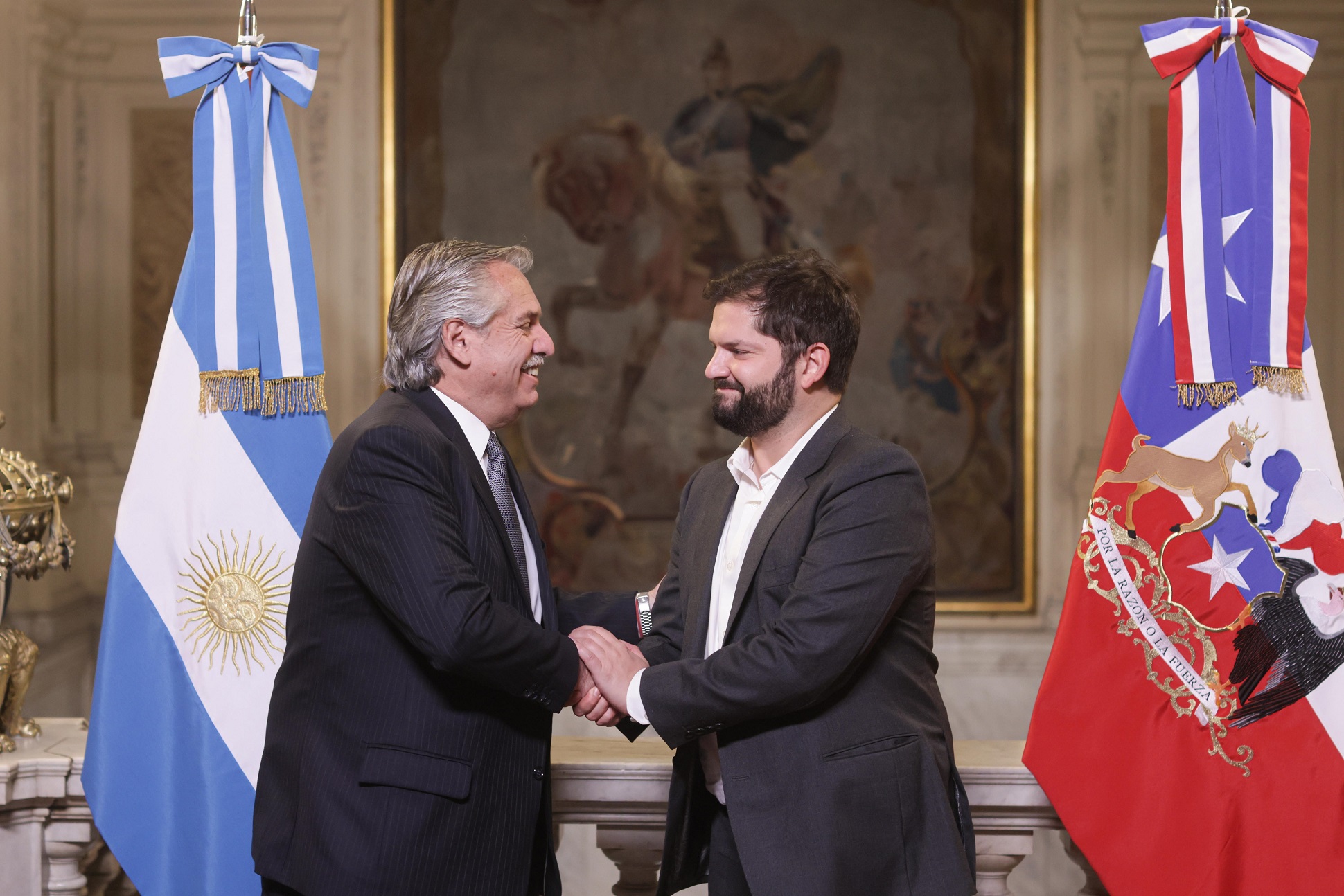 El presidente recibió a su par chileno, Gabriel Boric, en la Casa Rosada y mantienen una reunión bilateral