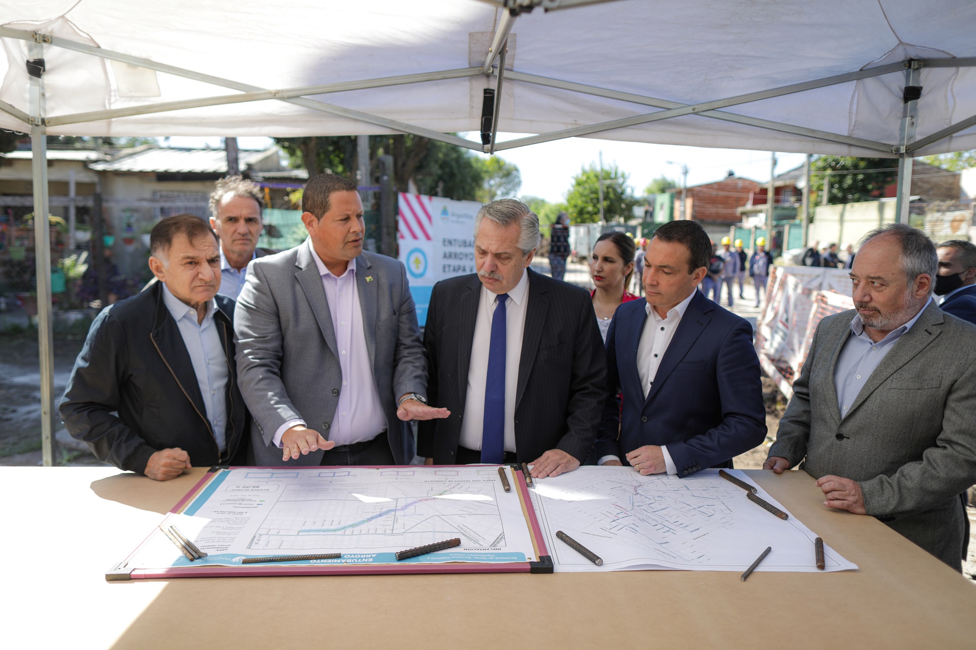 El presidente recorrió la obra de entubamiento del Arroyo Jiménez y encabezó un encuentro con empresarios en Florencio Varela