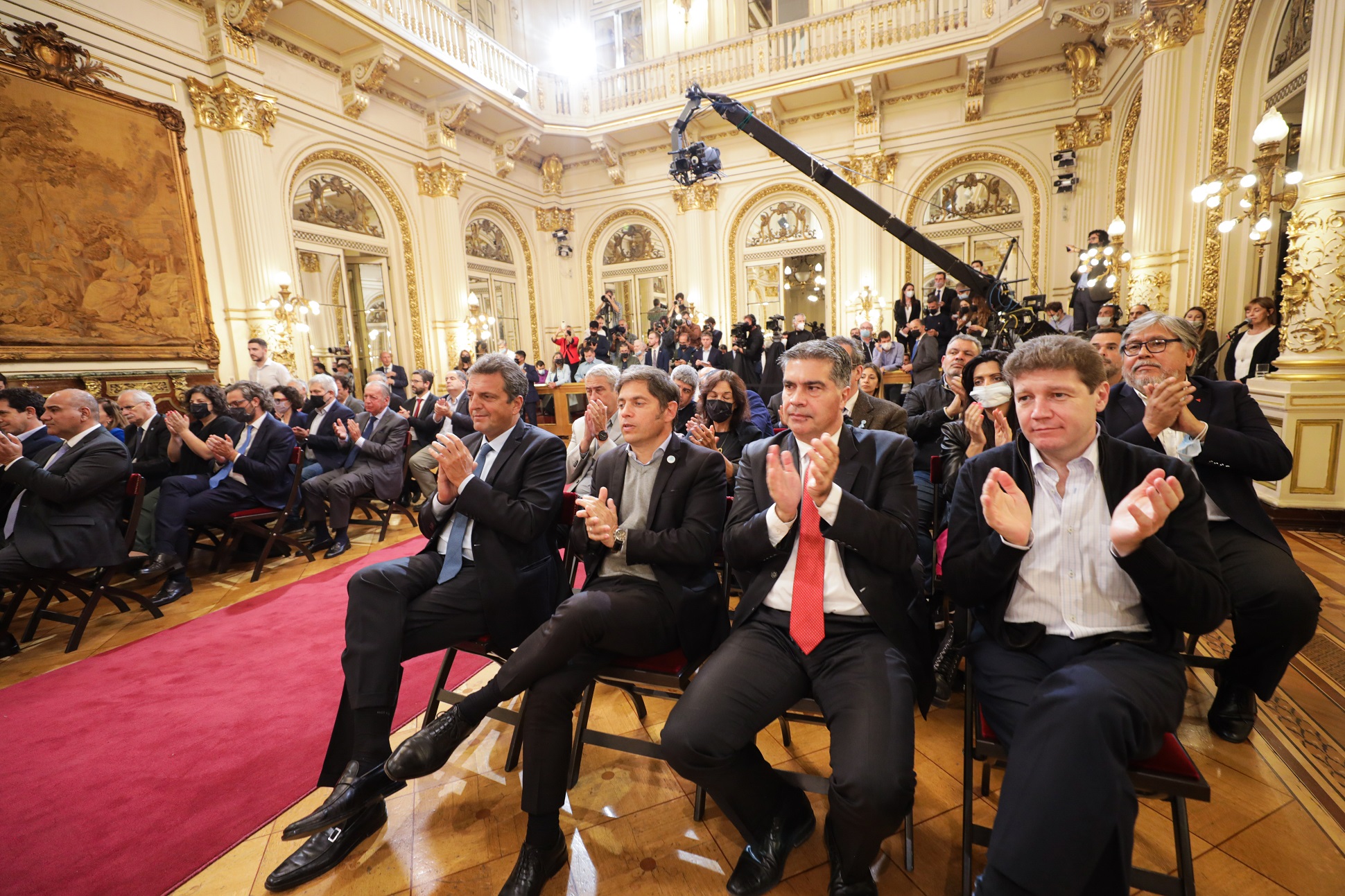 El Gobierno nacional otorgará un refuerzo de ingresos para trabajadores y trabajadoras informales y de casas particulares, monotributistas, jubilados y pensionados