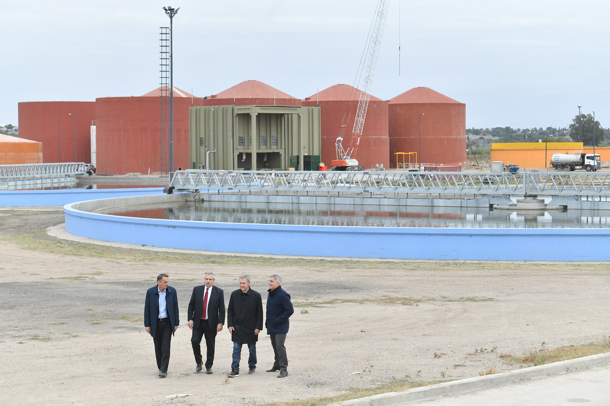 El presidente Alberto Fernández recorrió una planta de tratamiento de líquidos cloacales en la ciudad de Córdoba