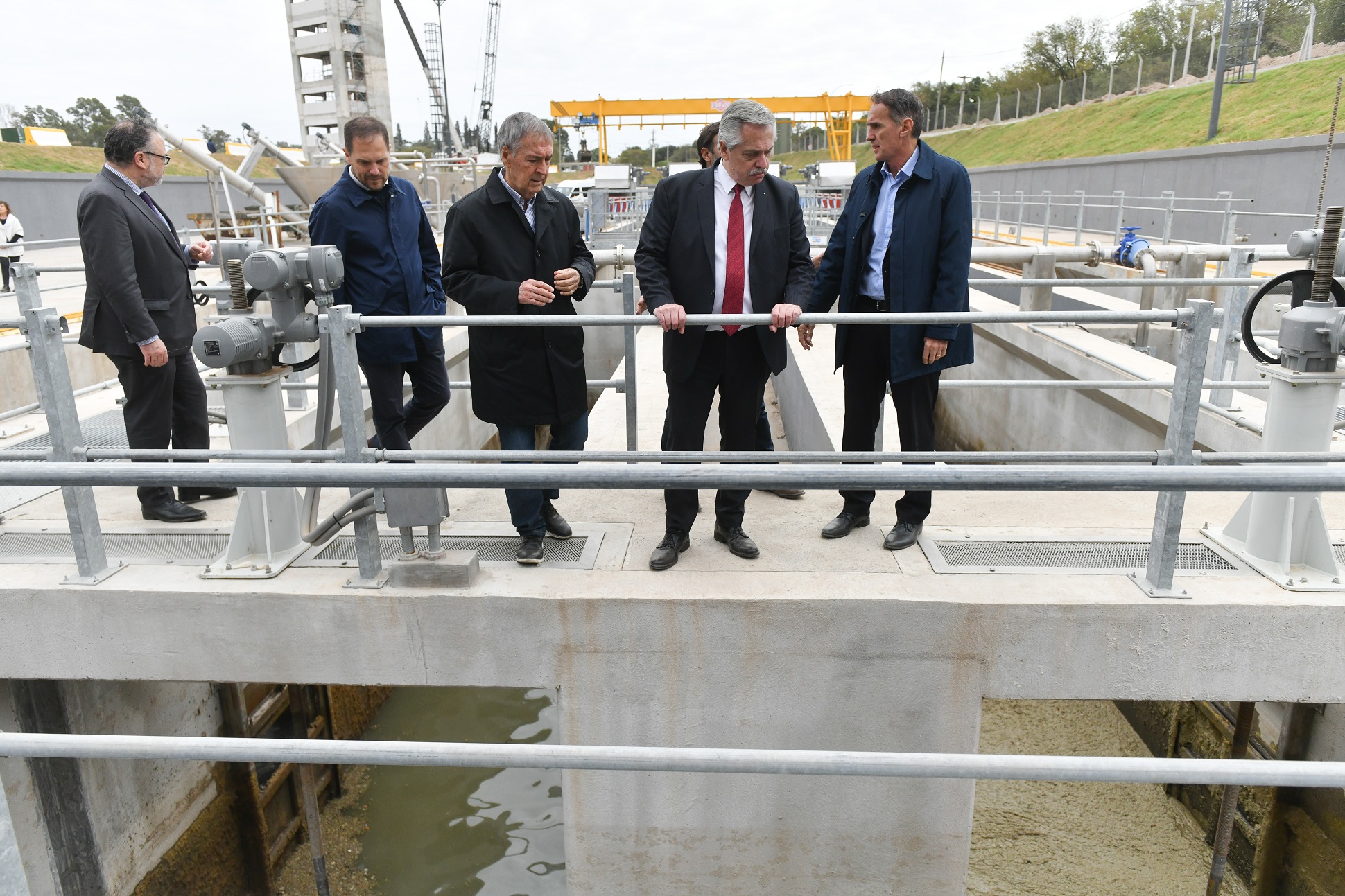 El presidente Alberto Fernández recorrió una planta de tratamiento de líquidos cloacales en la ciudad de Córdoba