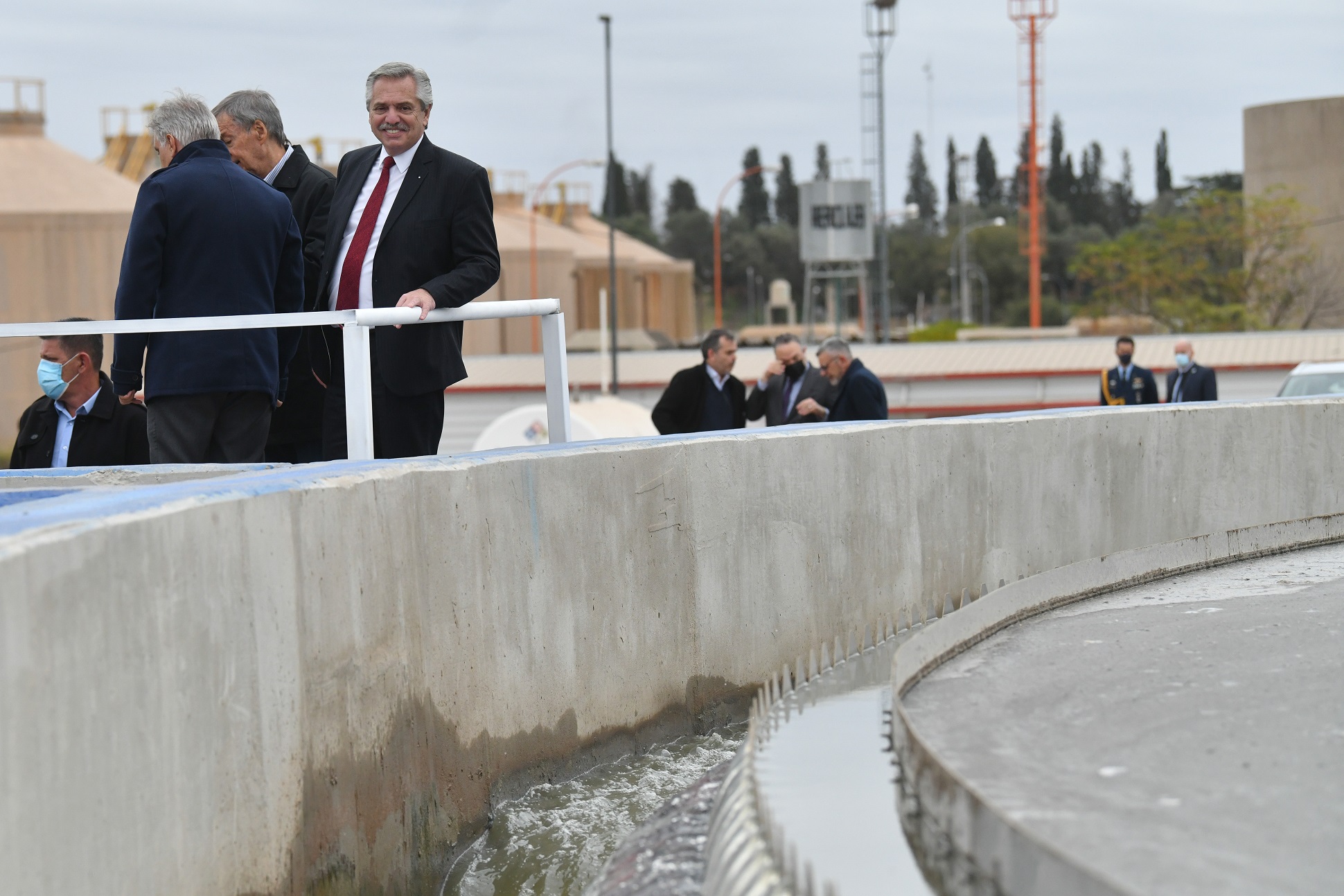 El presidente Alberto Fernández recorrió una planta de tratamiento de líquidos cloacales en la ciudad de Córdoba