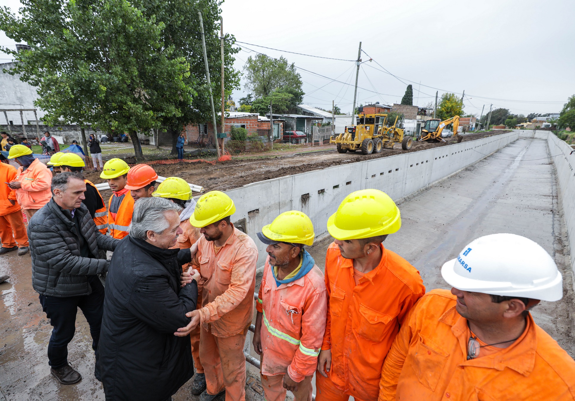 El presidente recorrió una obra de saneamiento en Moreno 