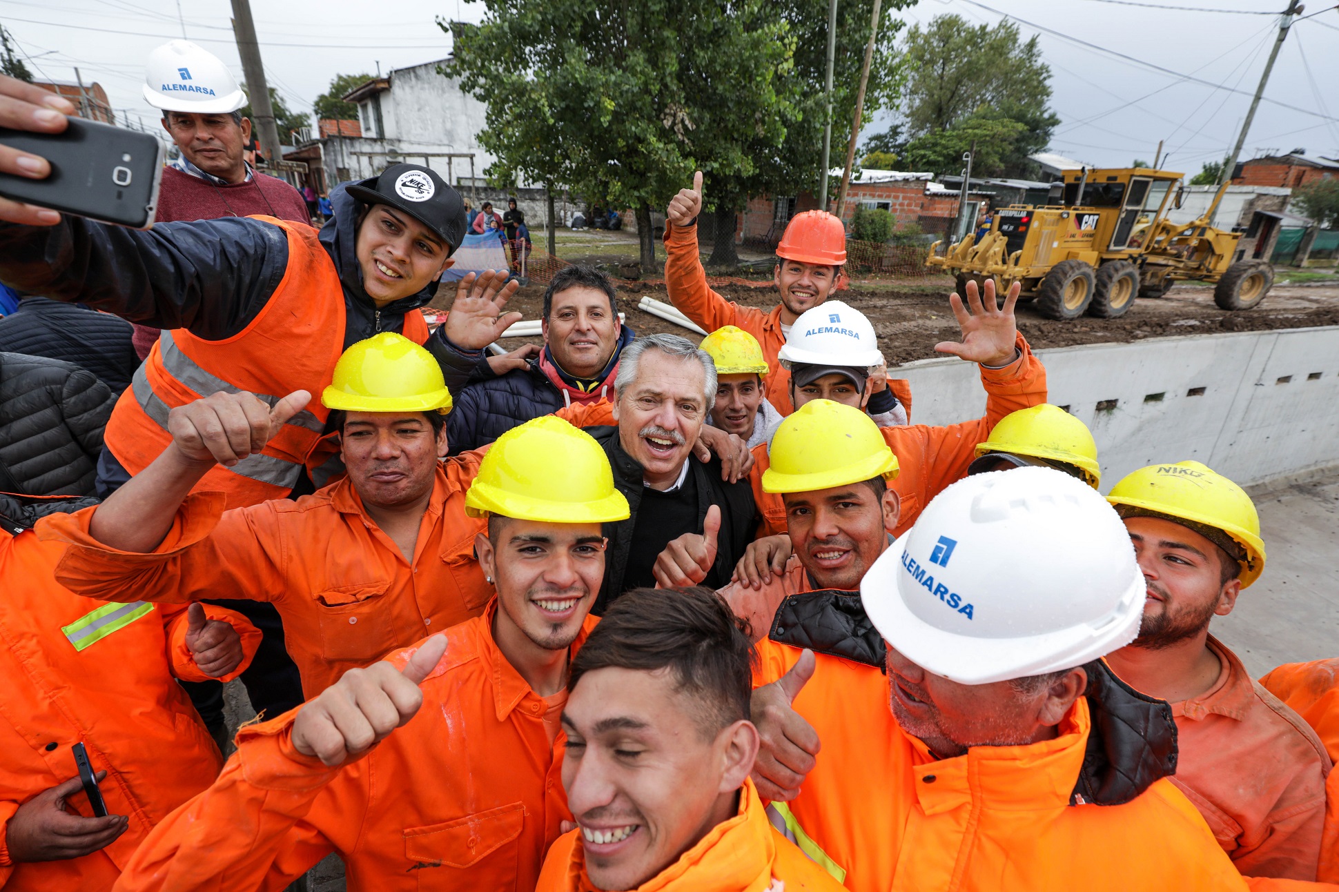 El presidente recorrió una obra de saneamiento en Moreno 