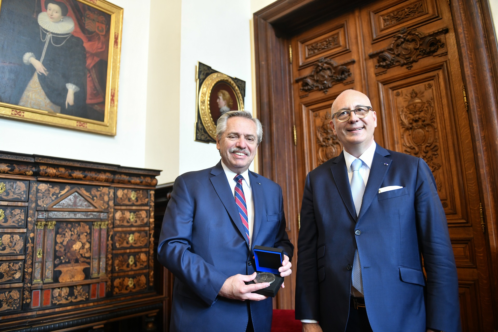 El presidente visitó la Universidad de La Sorbona, se reunió con el Consejo Académico y recibió una medalla