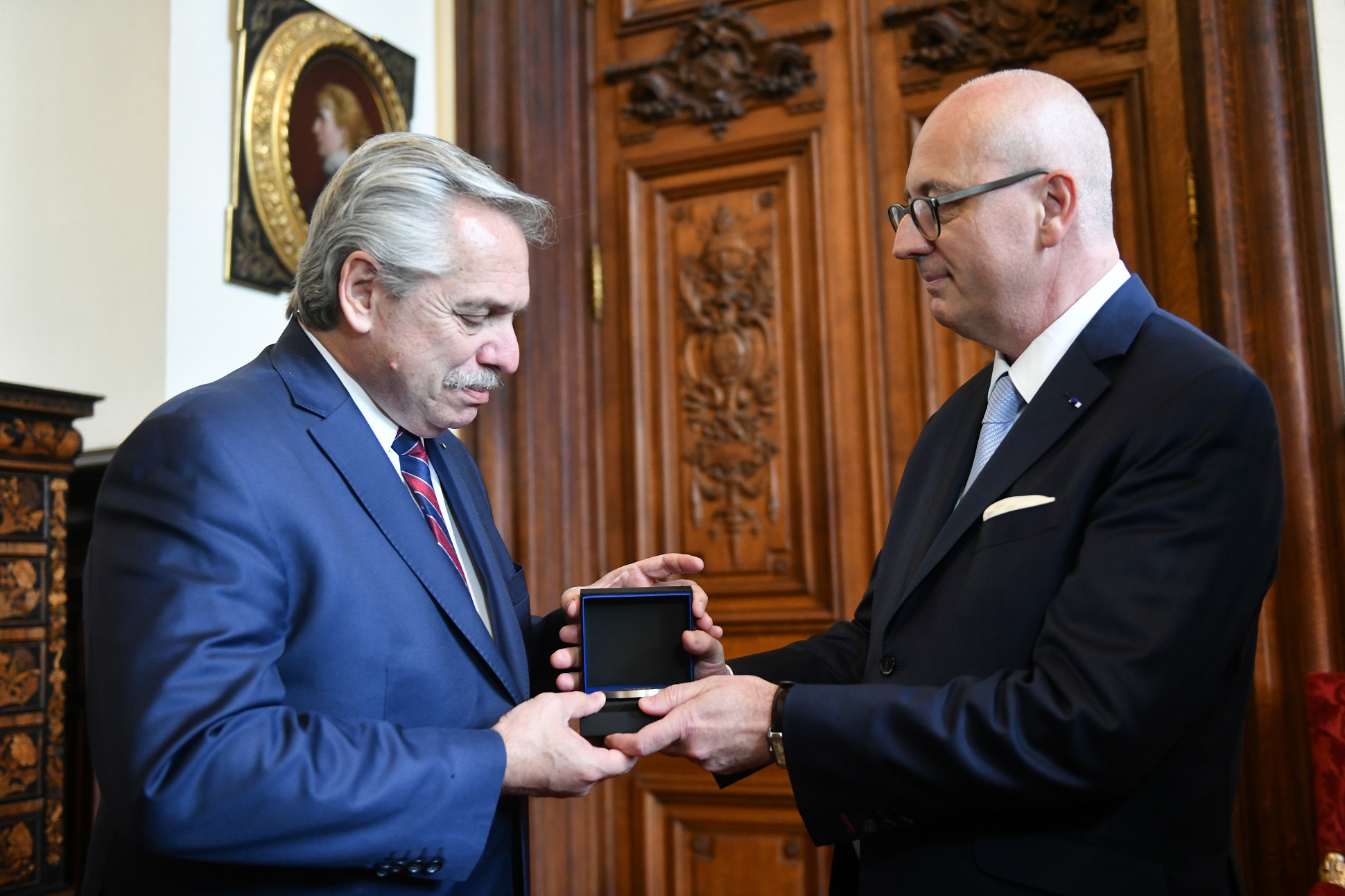 El presidente visitó la Universidad de La Sorbona, se reunió con el Consejo Académico y recibió una medalla