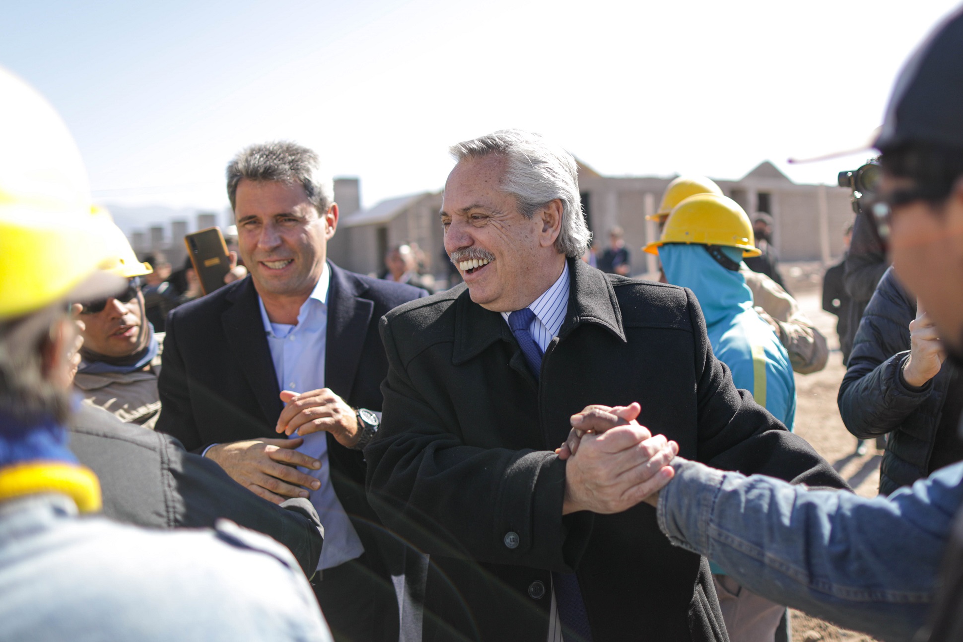 “Ponemos todo nuestro empeño en darle una mejor vida a los argentinos y las argentinas”, dijo el presidente en San Juan al recorrer y entregar viviendas