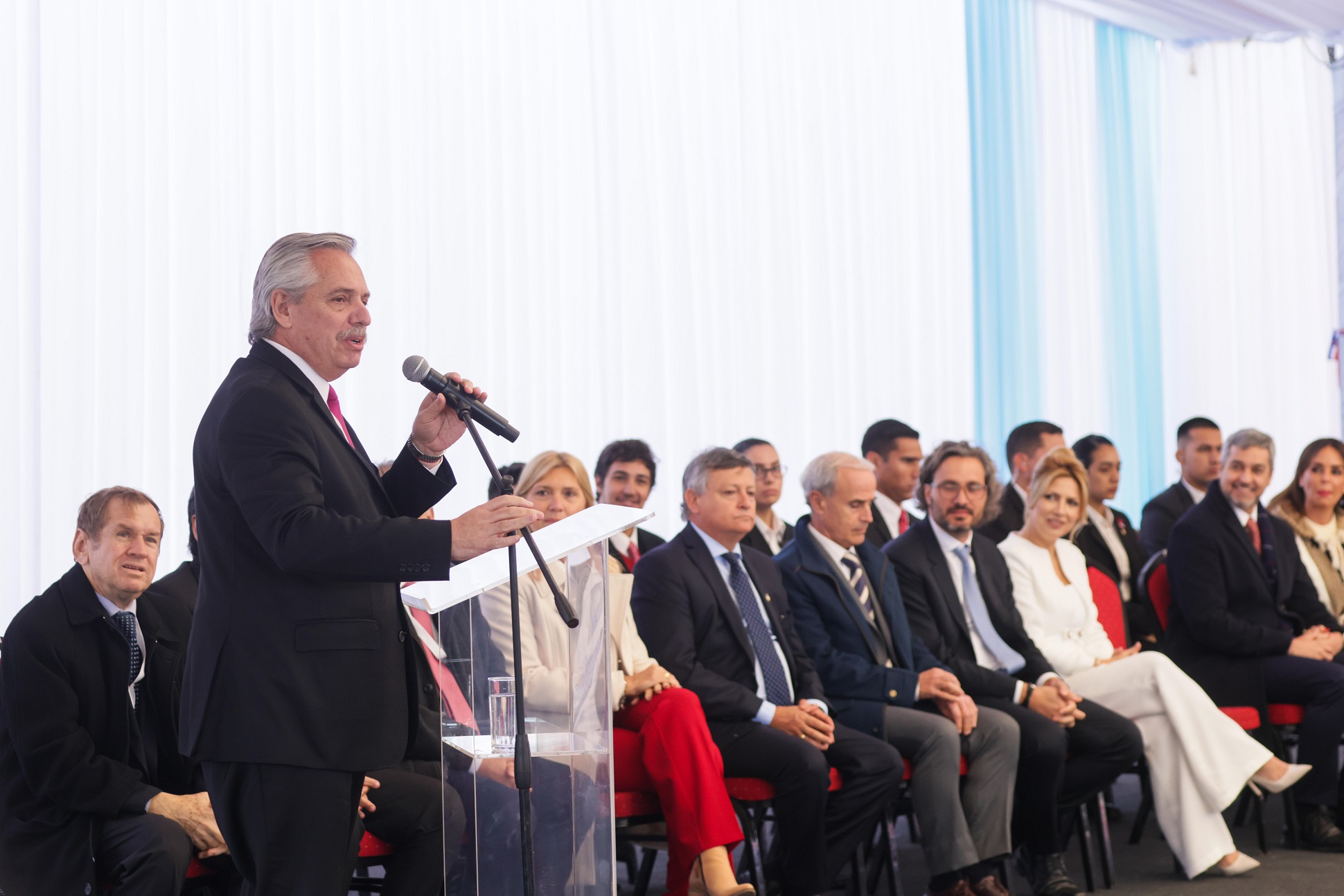 “En los tiempos que vivimos la unidad del continente y de nuestros pueblos es central”, indicó el presidente en Paraguay