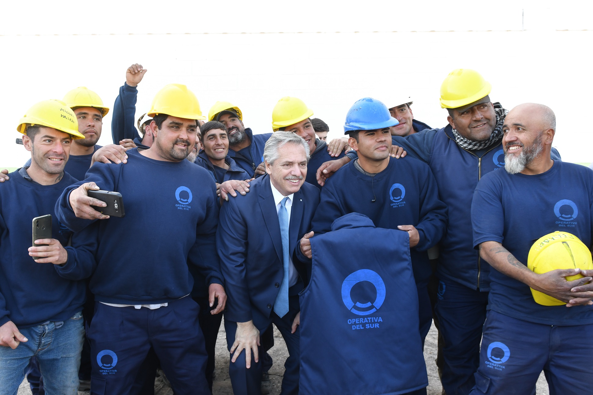 La Rioja: El presidente visitó un parque eólico, recorrió la ampliación de una fábrica textil e inauguró una planta de tejidos