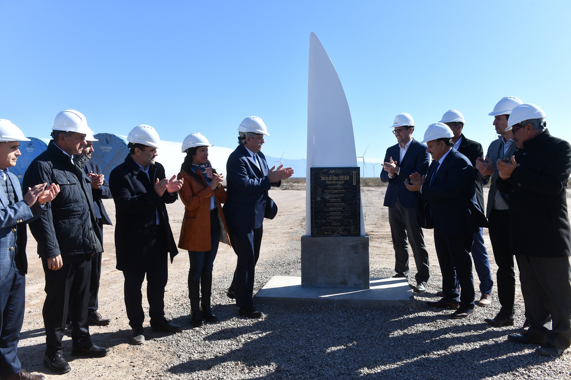 La Rioja: El presidente visitó un parque eólico, recorrió la ampliación de una fábrica textil e inauguró una planta de tejidos