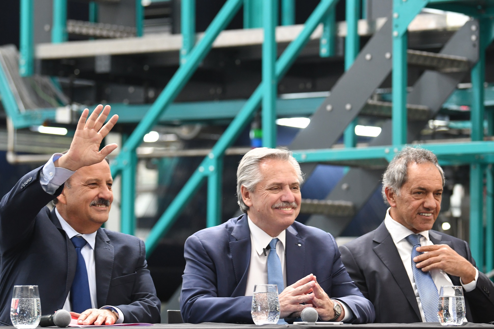 La Rioja: El presidente visitó un parque eólico, recorrió la ampliación de una fábrica textil e inauguró una planta de tejidos