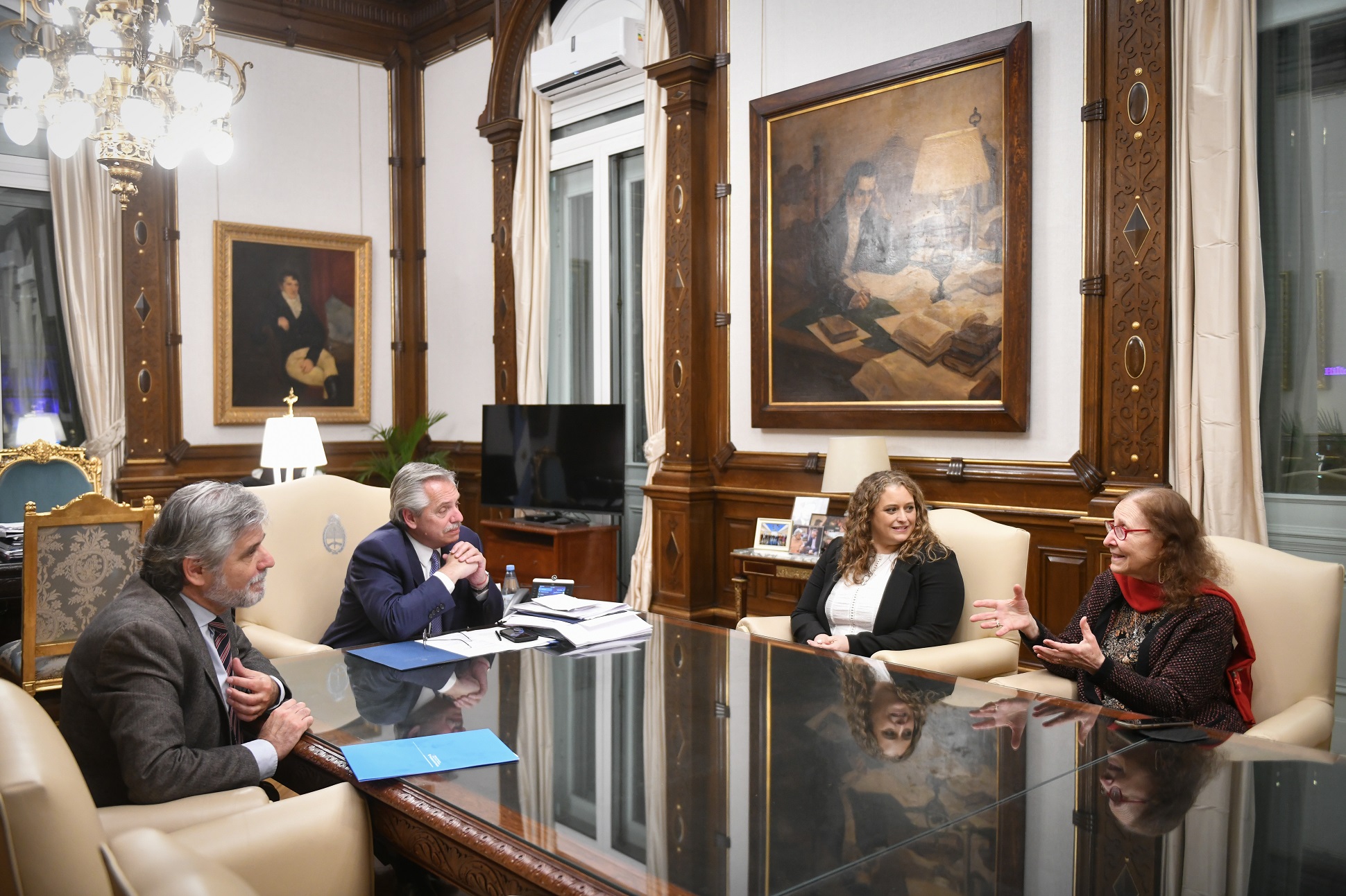 El presidente Alberto Fernández recibió a dos científicas argentinas que serán premiadas en Francia por L´Oréal-UNESCO