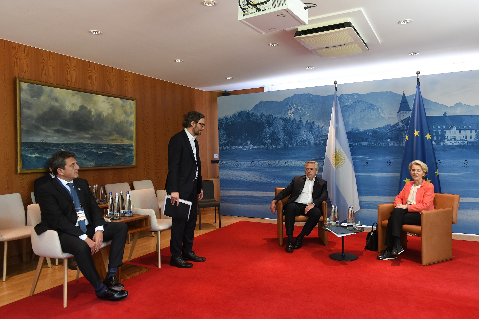 El presidente mantuvo un encuentro bilateral con Ursula von der Leyen, titular de la Comisión Europea