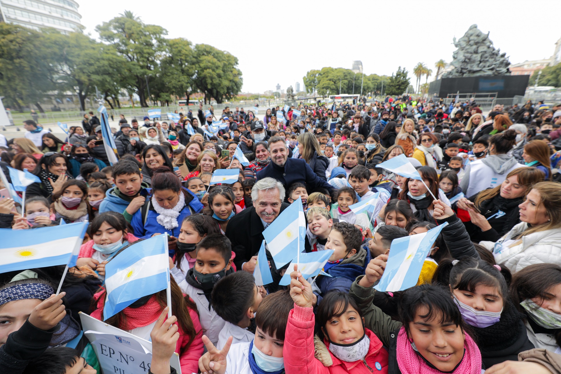 El presidente tomó la promesa de lealtad a la bandera a 2.000 alumnas y alumnos bonaerenses