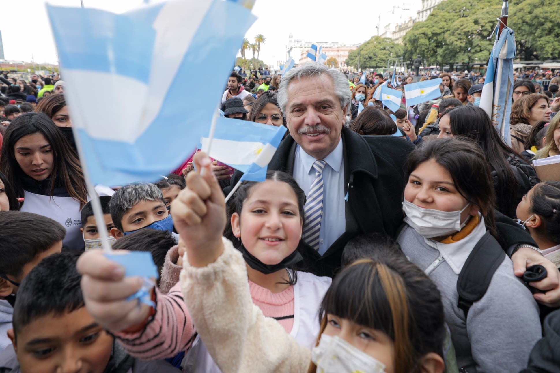 El presidente tomó la promesa de lealtad a la bandera a 2.000 alumnas y alumnos bonaerenses