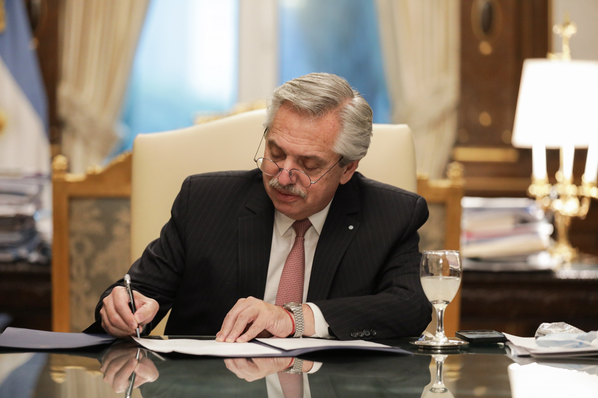 El presidente promulgó la Ley de Alivio Fiscal para Pequeños Contribuyentes y Autónomos