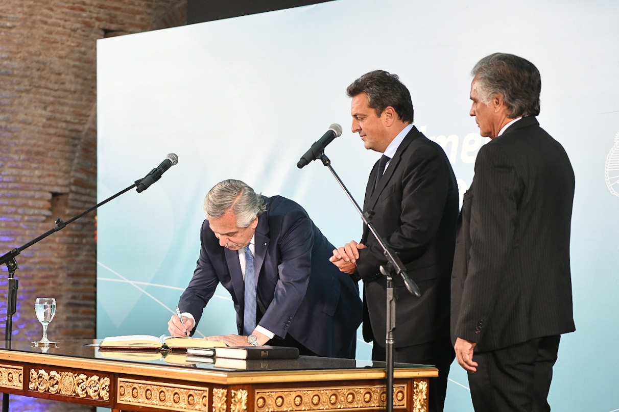 El presidente tomó juramento al nuevo ministro de Economía, Sergio Massa