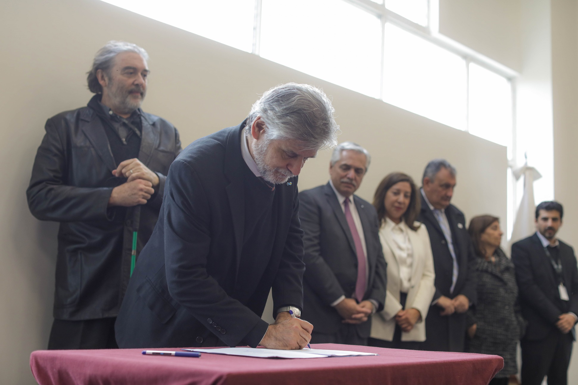 El presidente recorrió el Instituto Balseiro y encabezó la firma del convenio para la creación del Museo Tecnológico Interactivo de Ciencia, Ambiente y Sociedad