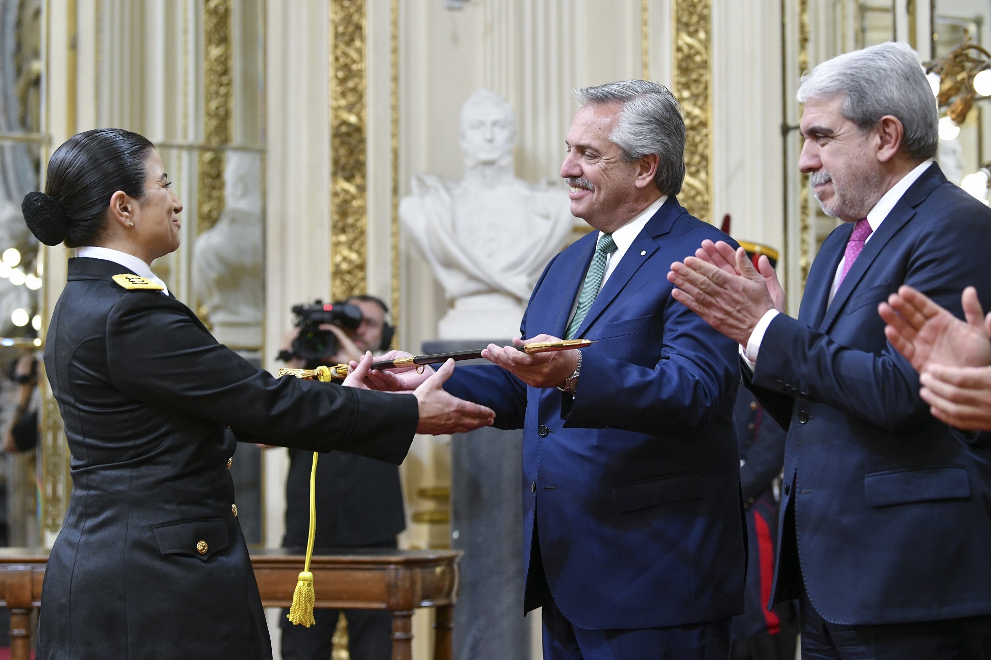 El presidente Alberto Fernández entregó sables a oficiales ascendidos de las Fuerzas Federales
