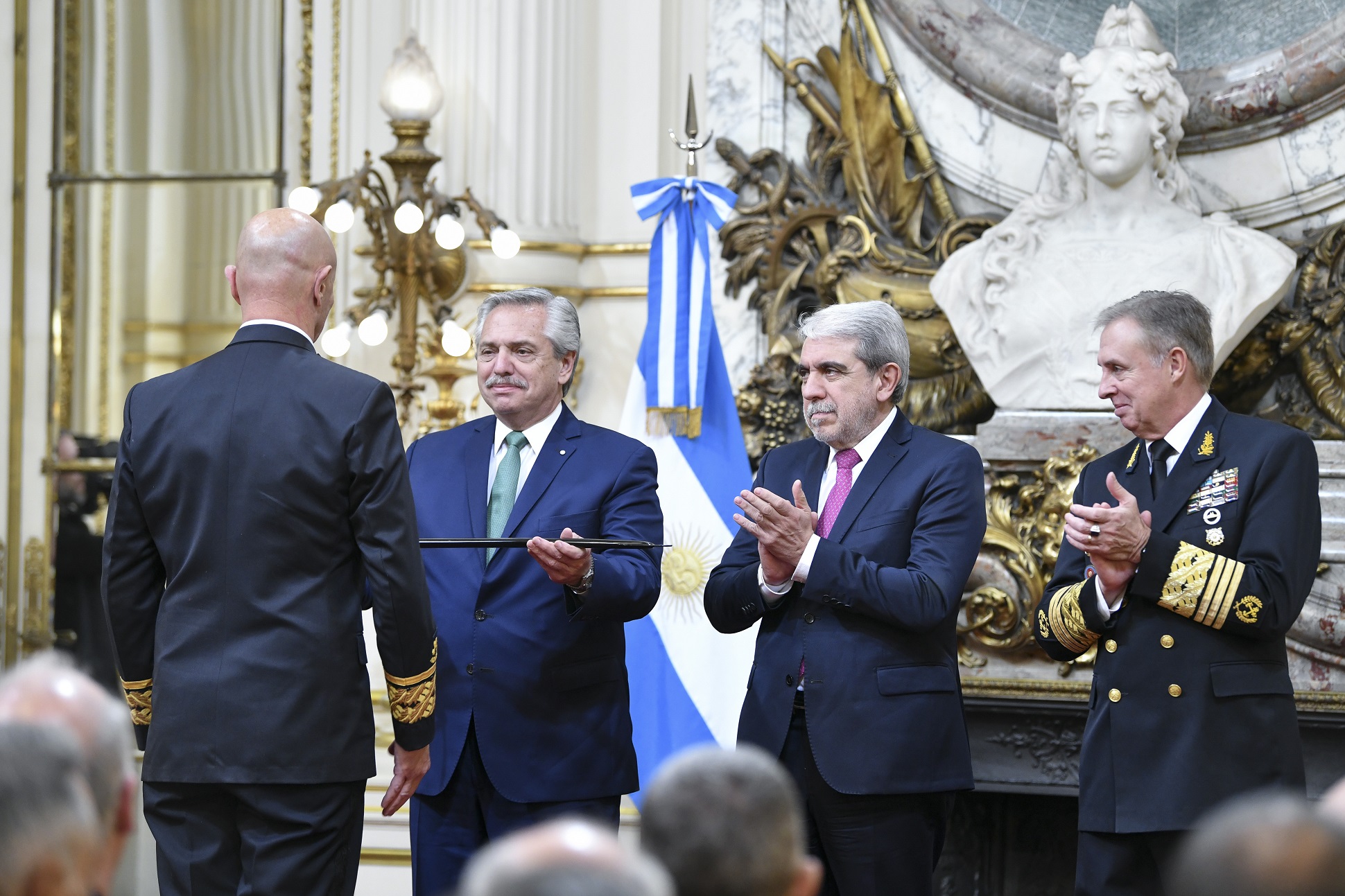 El presidente Alberto Fernández entregó sables a oficiales ascendidos de las Fuerzas Federales