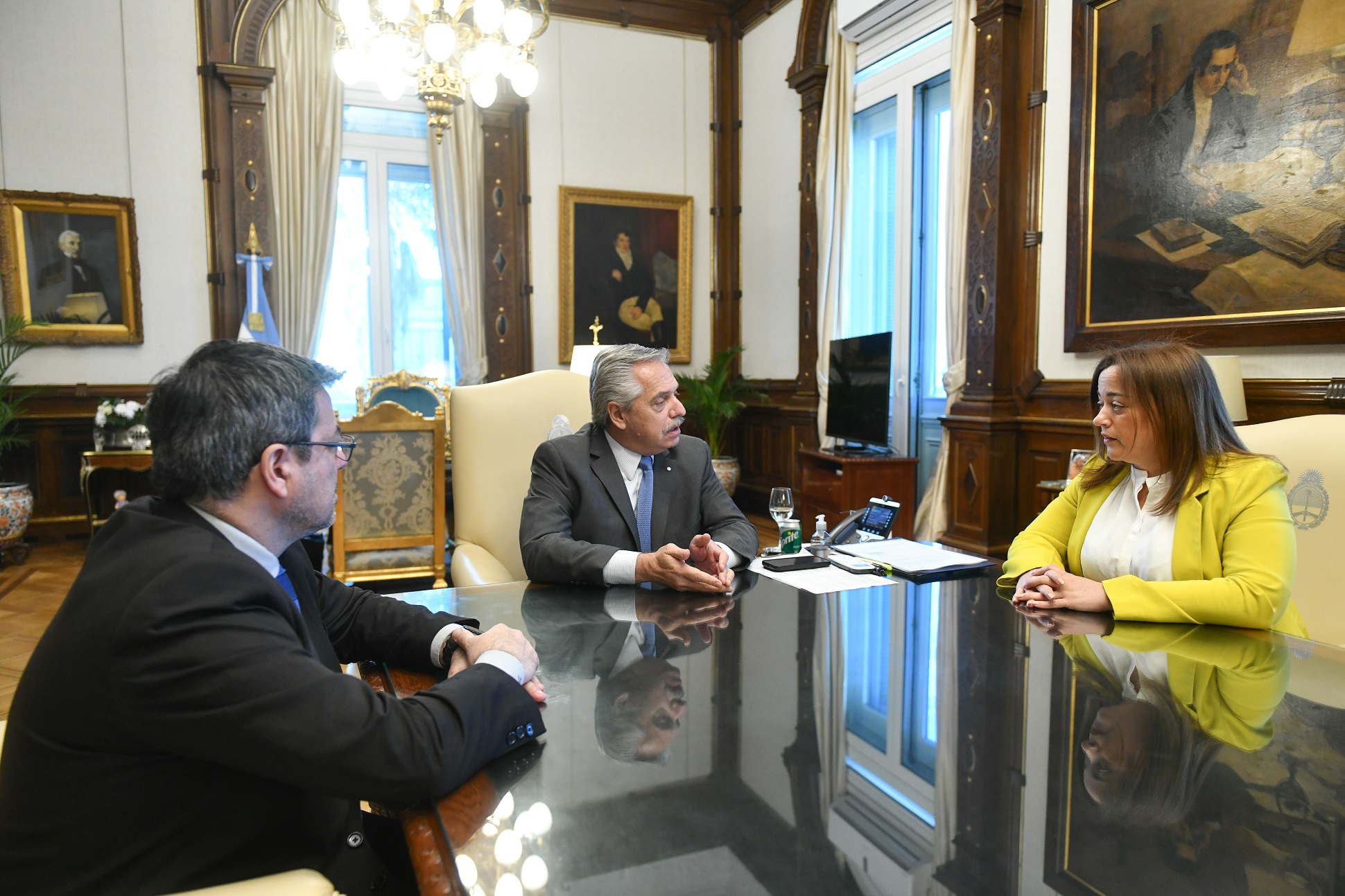 El presidente se reunió con la titular de la Cámara de Diputados, Cecilia Moreau, y el presidente del bloque del Frente de Todos, Germán Martínez