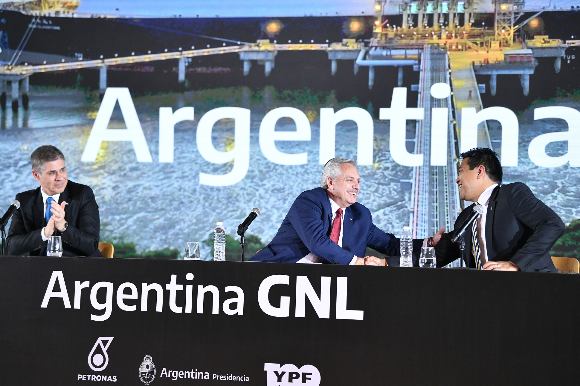 El presidente anunció un acuerdo entre YPF y Petronas para desarrollar una planta productora de GNL que cambiará la matriz energética del país