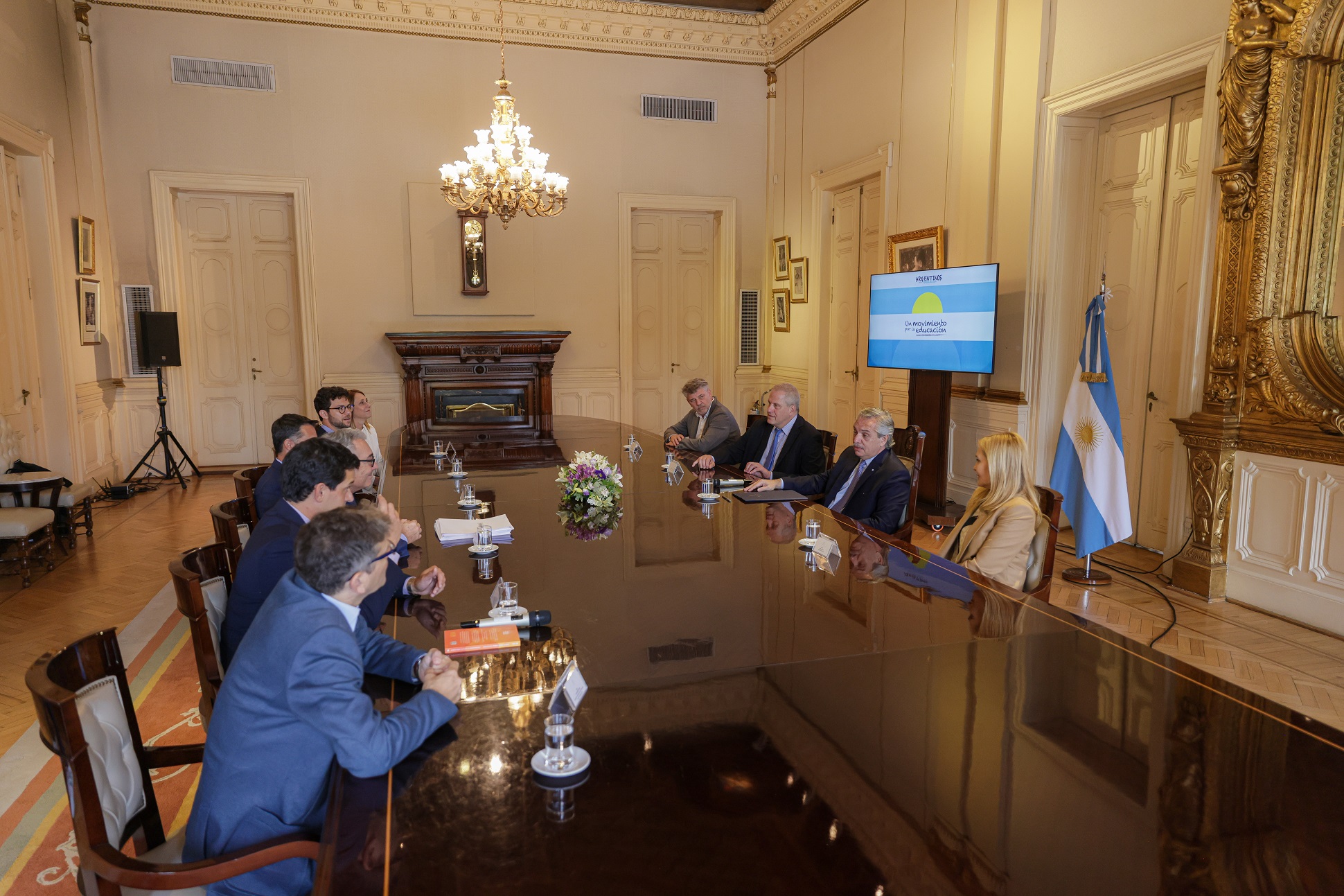 El presidente recibió a miembros de la organización Argentinos por la Educación