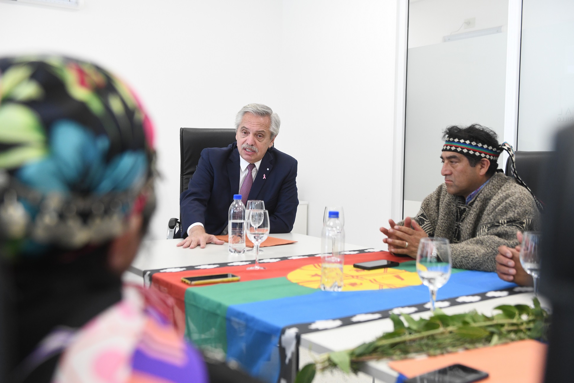 El presidente se reunió con representantes de comunidades mapuches de Neuquén