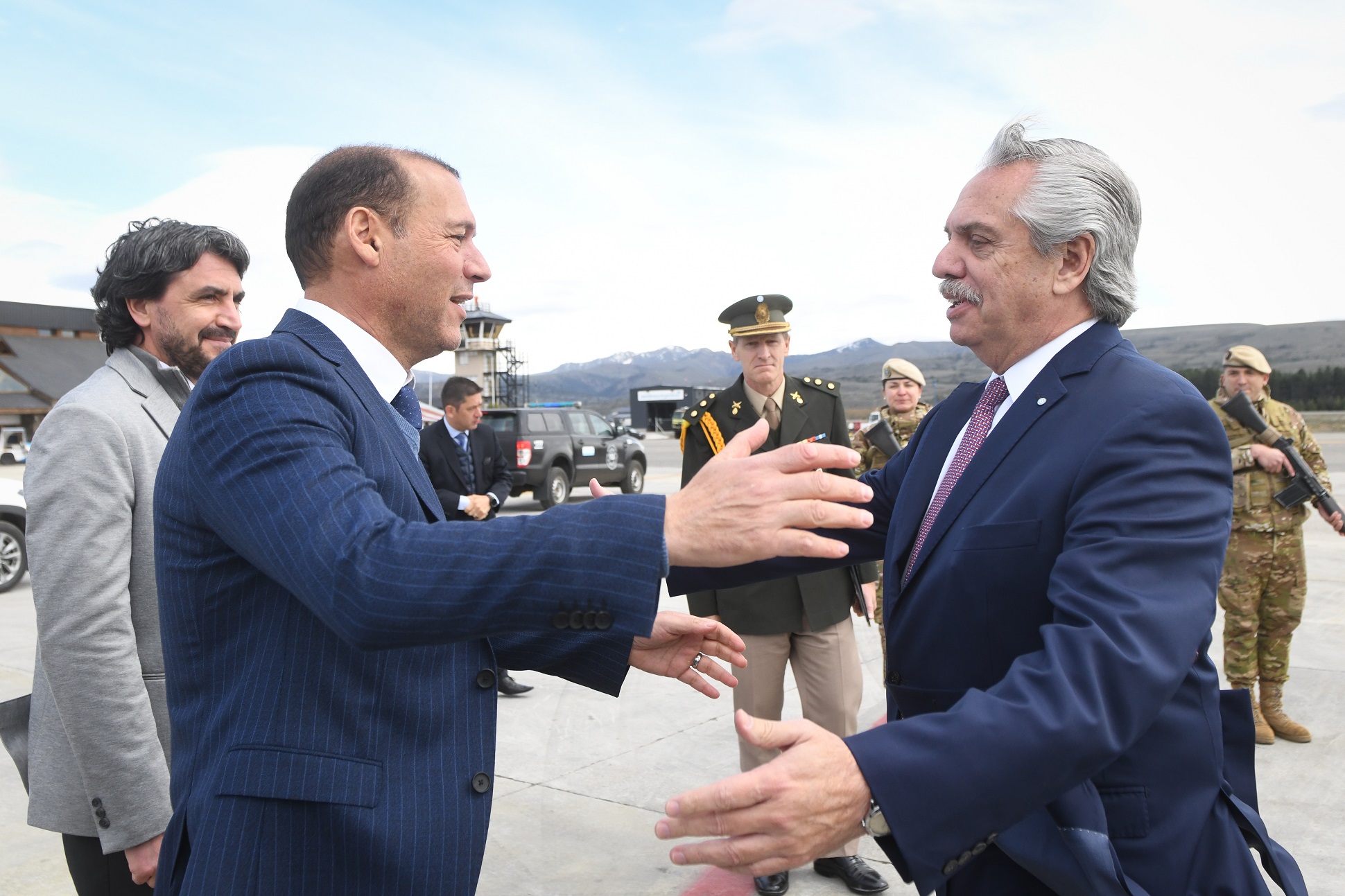 El presidente llegó a Neuquén donde recorrerá obras e inaugurará un hospital 