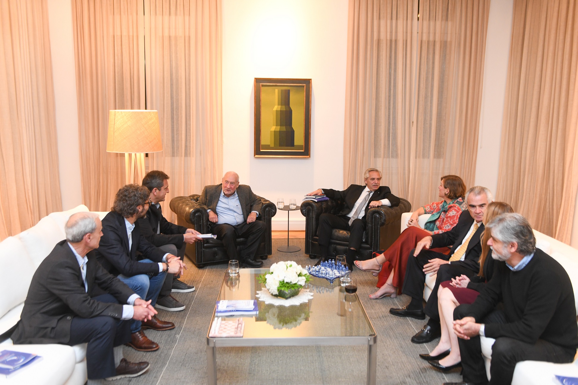 El presidente recibió a los economistas Joseph Stiglitz y Mariana Mazzucato y a otros participantes de la Cepal