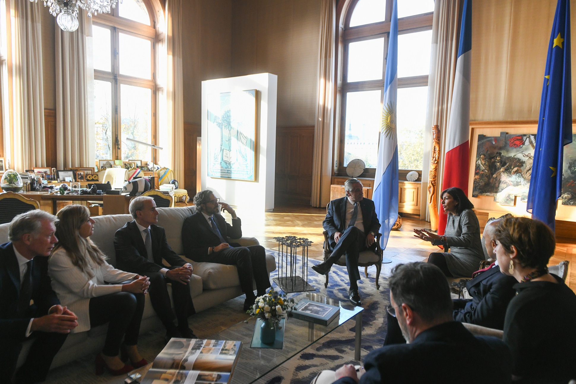 El presidente se reunió con la alcaldesa de París, Anne Hidalgo