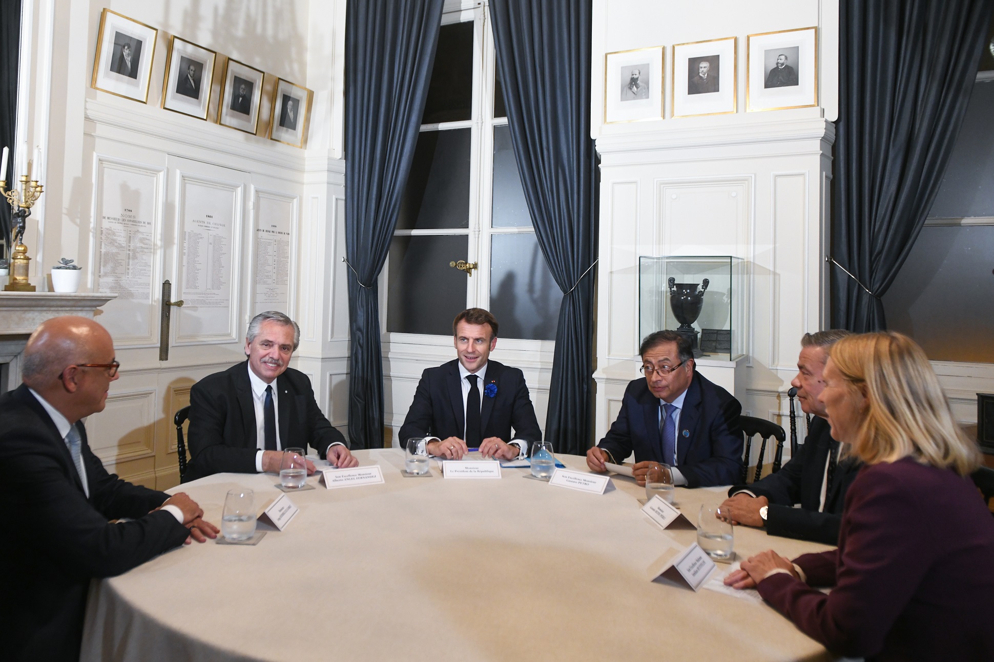 Los presidentes de Francia, Colombia y Argentina expresaron su pleno apoyo a la reanudación del proceso de negociación entre venezolanos