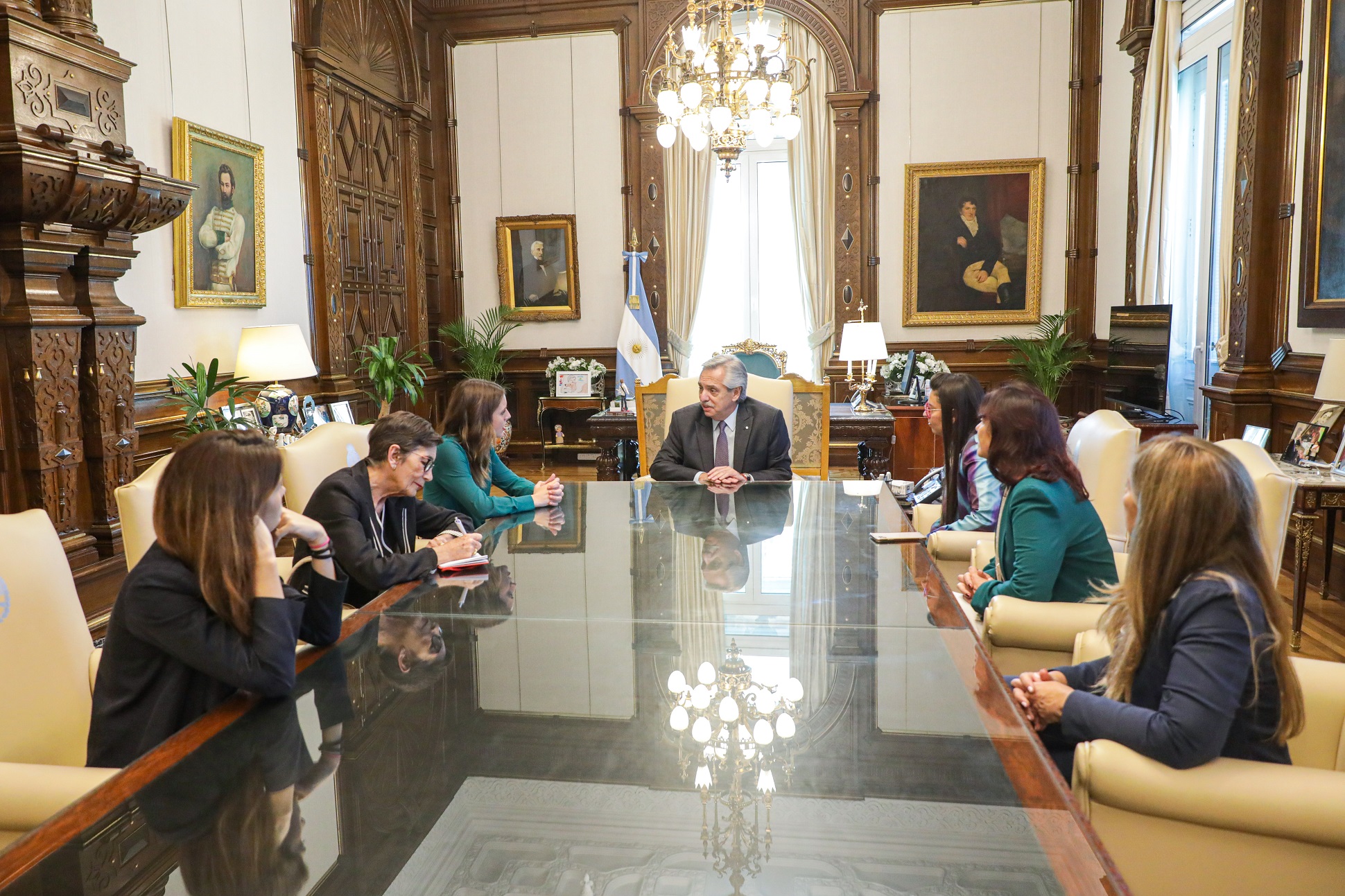 El presidente recibió a la ministra de Igualdad del Gobierno de España, Irene Montero
