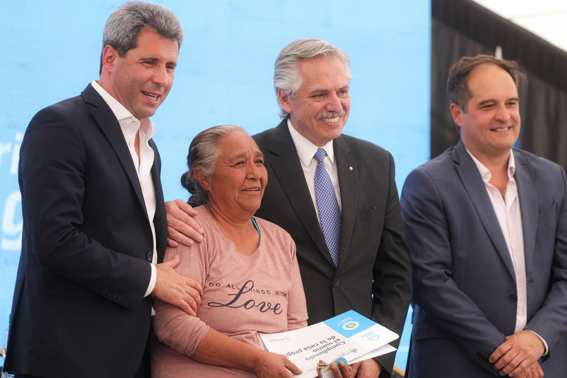 ”La política no tiene sentido si no la hacemos para mejorar la vida de nuestros pueblos”, dijo el presidente al entregar 837 viviendas en San Juan