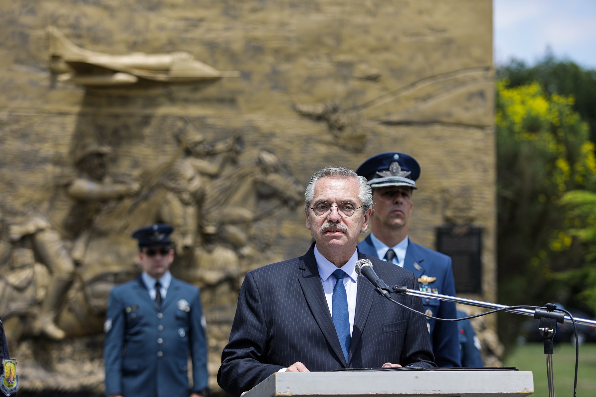 El presidente encabezó un homenaje a los caídos en Malvinas al llegar a San Luis