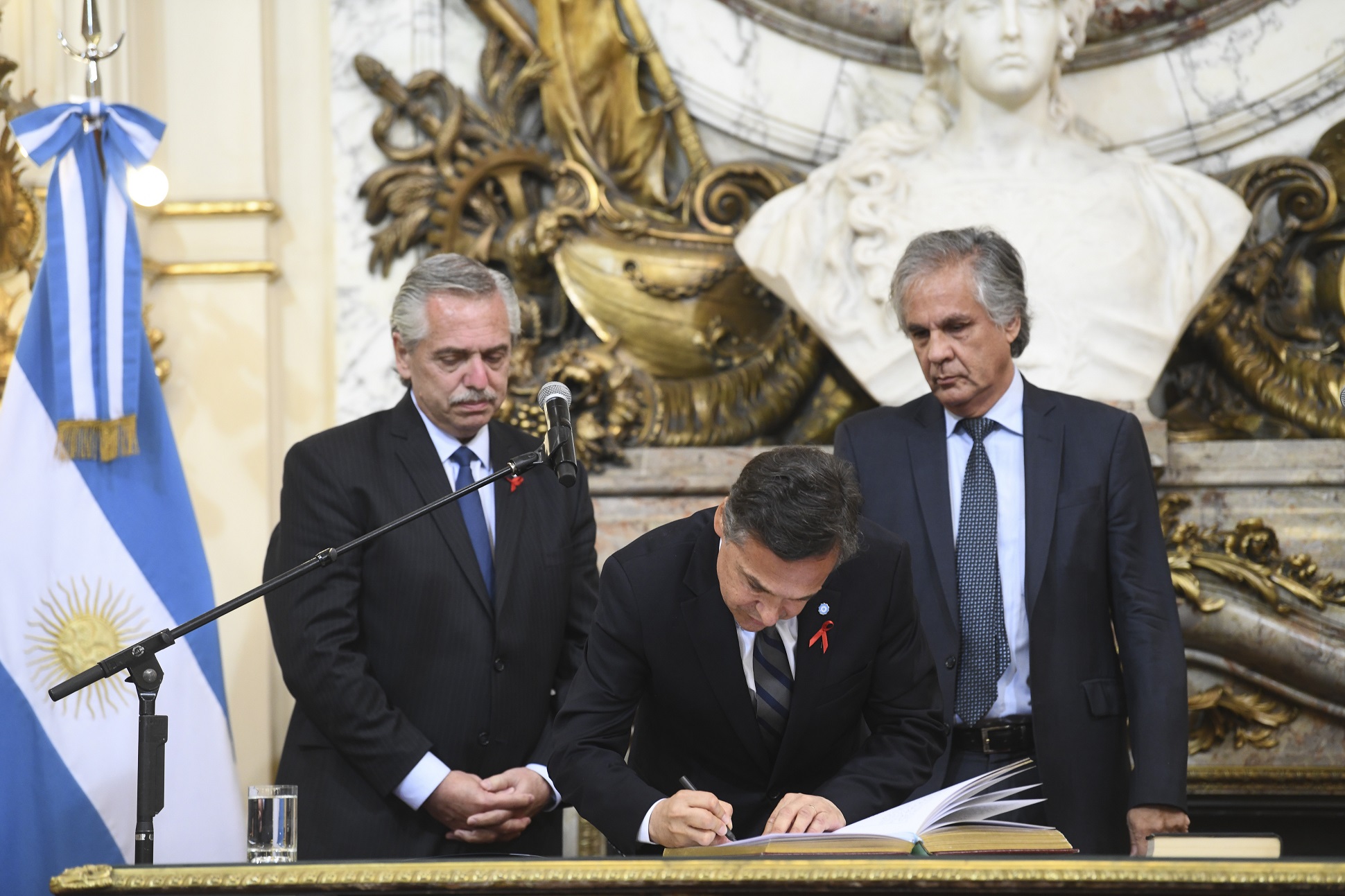 El presidente le tomó juramento al nuevo ministro de Transporte, Diego Giuliano
