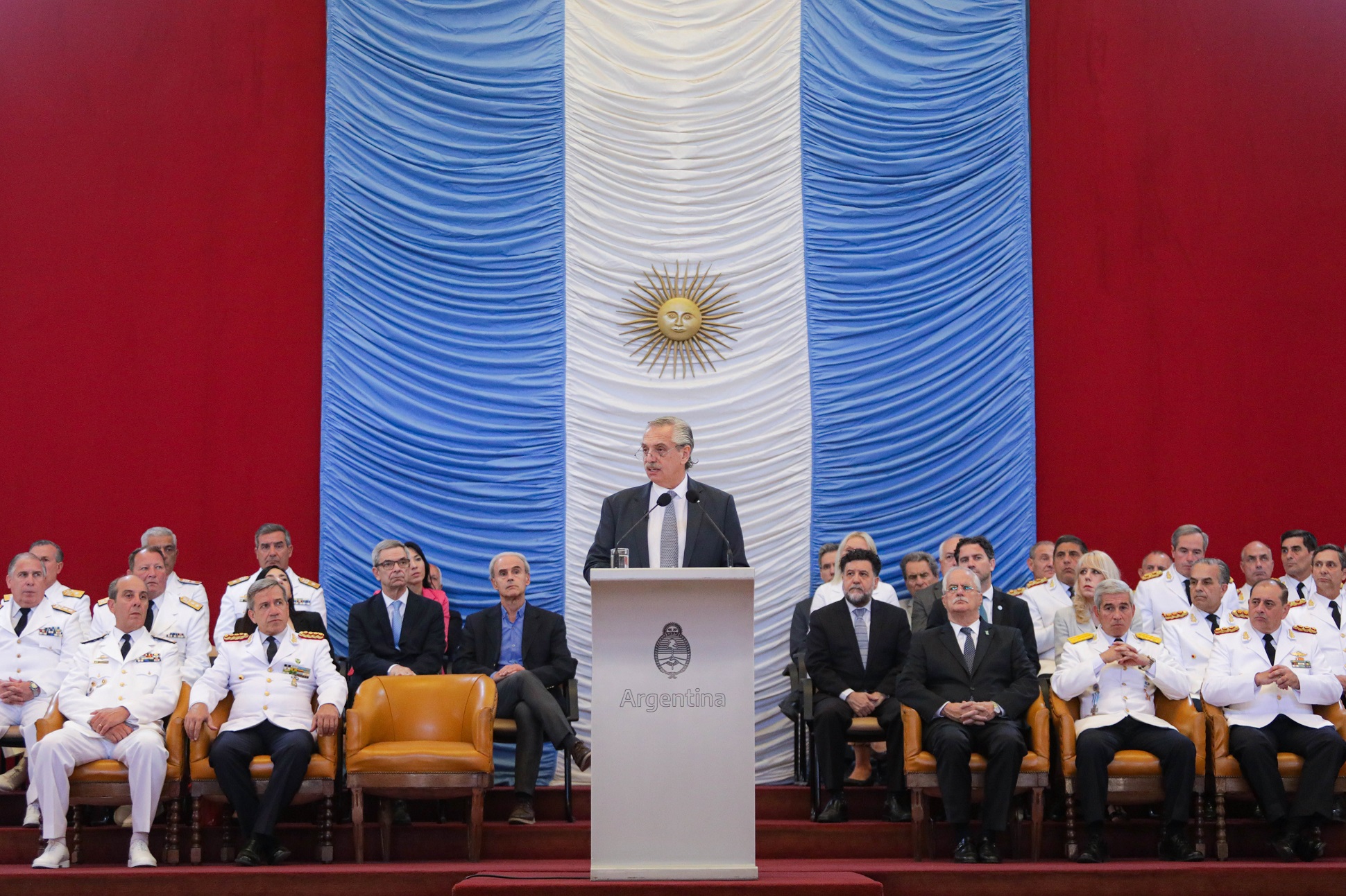 El presidente encabezó la ceremonia de egreso conjunto de oficiales de las Fuerzas Armadas