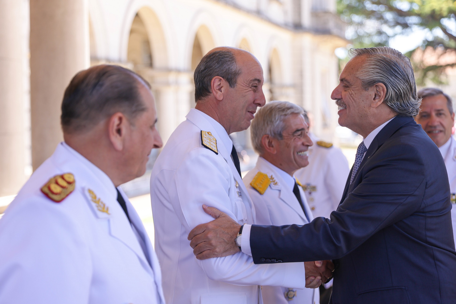 El presidente encabezó la ceremonia de egreso conjunto de oficiales de las Fuerzas Armadas