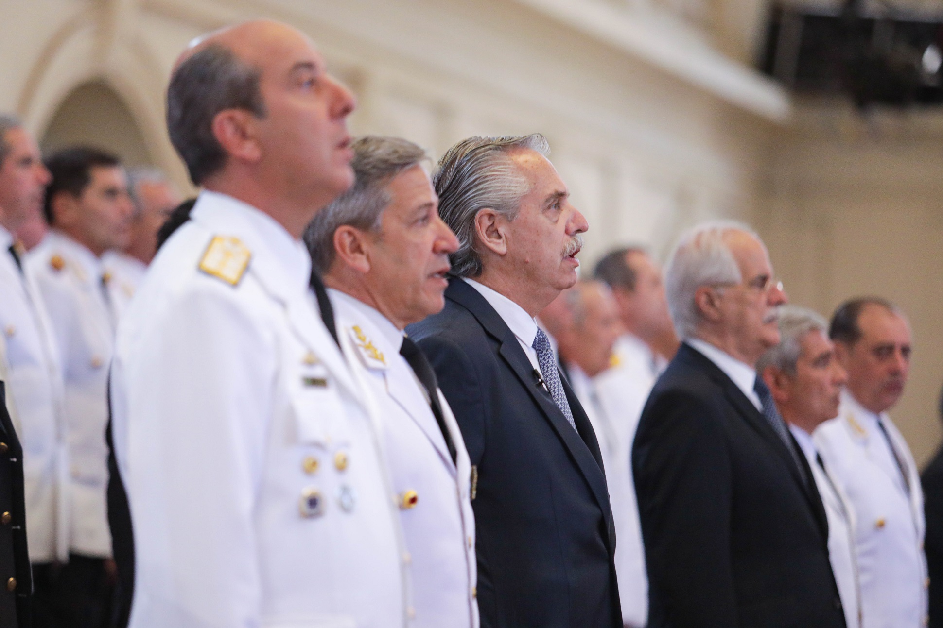 El presidente encabezó la ceremonia de egreso conjunto de oficiales de las Fuerzas Armadas