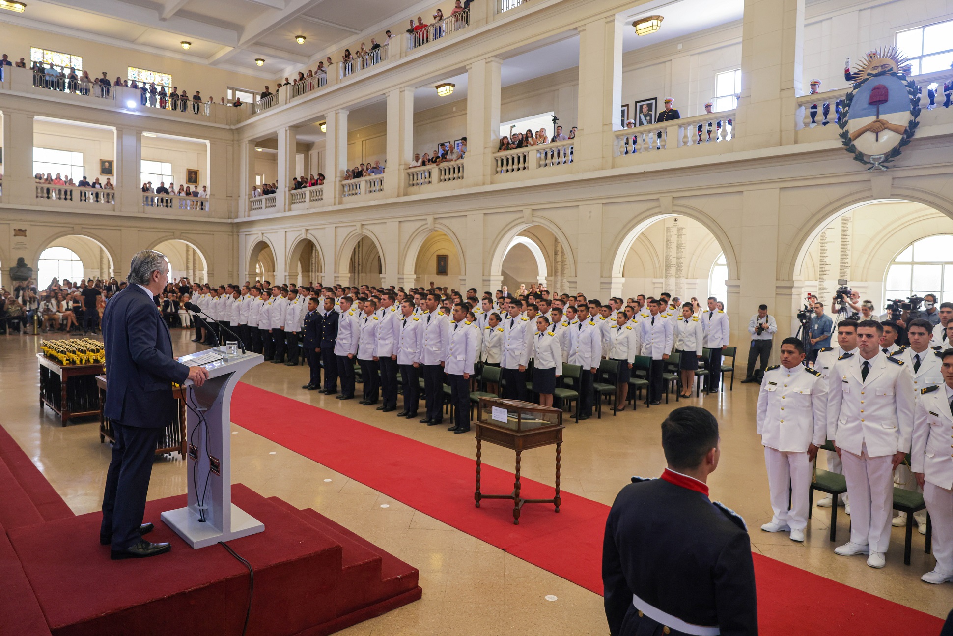 El presidente encabezó la ceremonia de egreso conjunto de oficiales de las Fuerzas Armadas