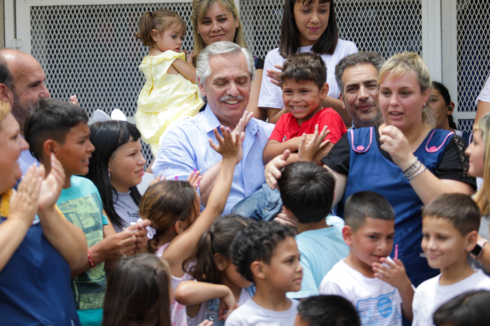 Alberto Fernández visitó a niños y niñas del Hogar Juan XXIII y el EPI Sonrisas en Baradero