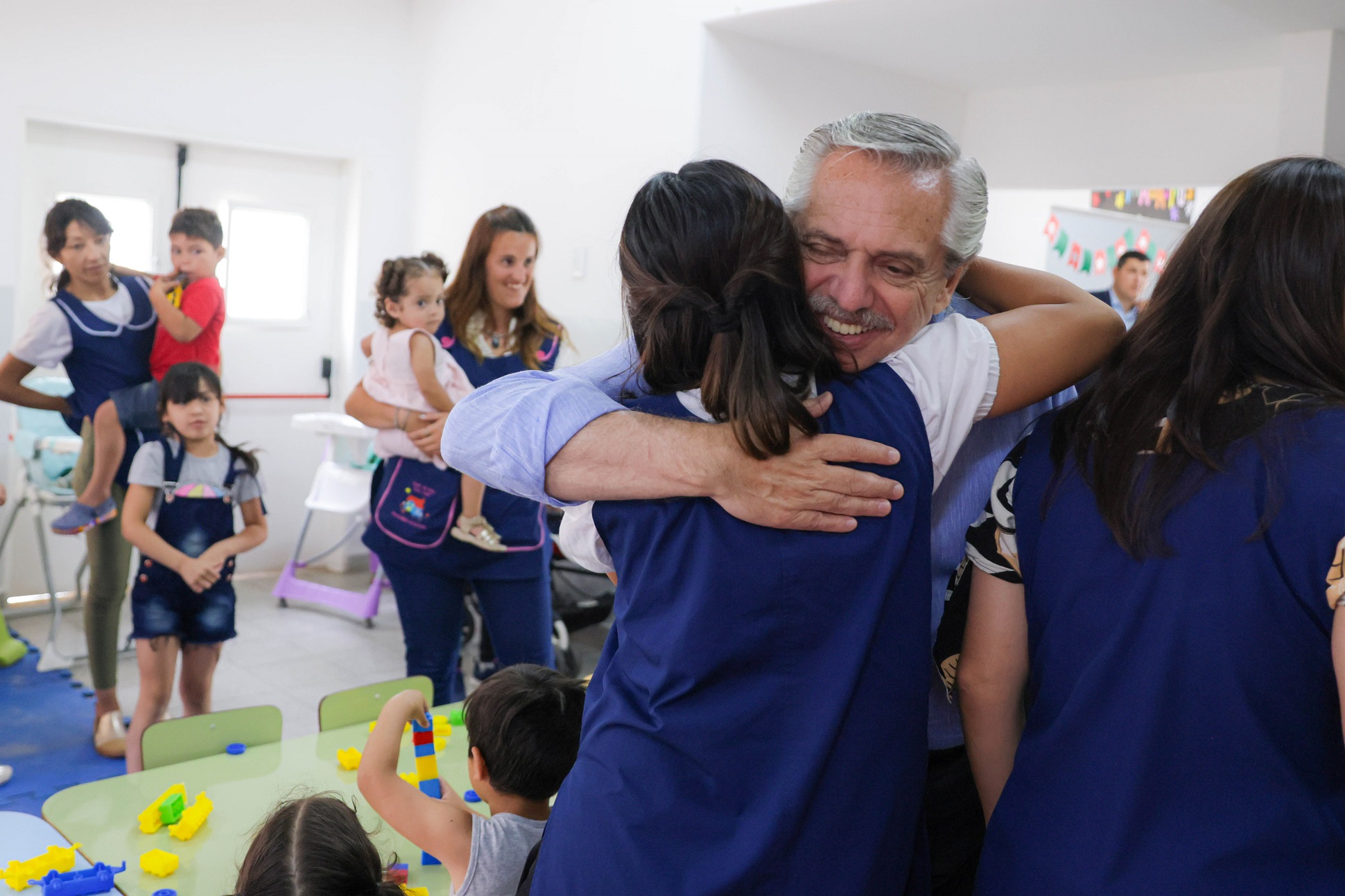 Alberto Fernández visitó a niños y niñas del Hogar Juan XXIII y el EPI Sonrisas en Baradero