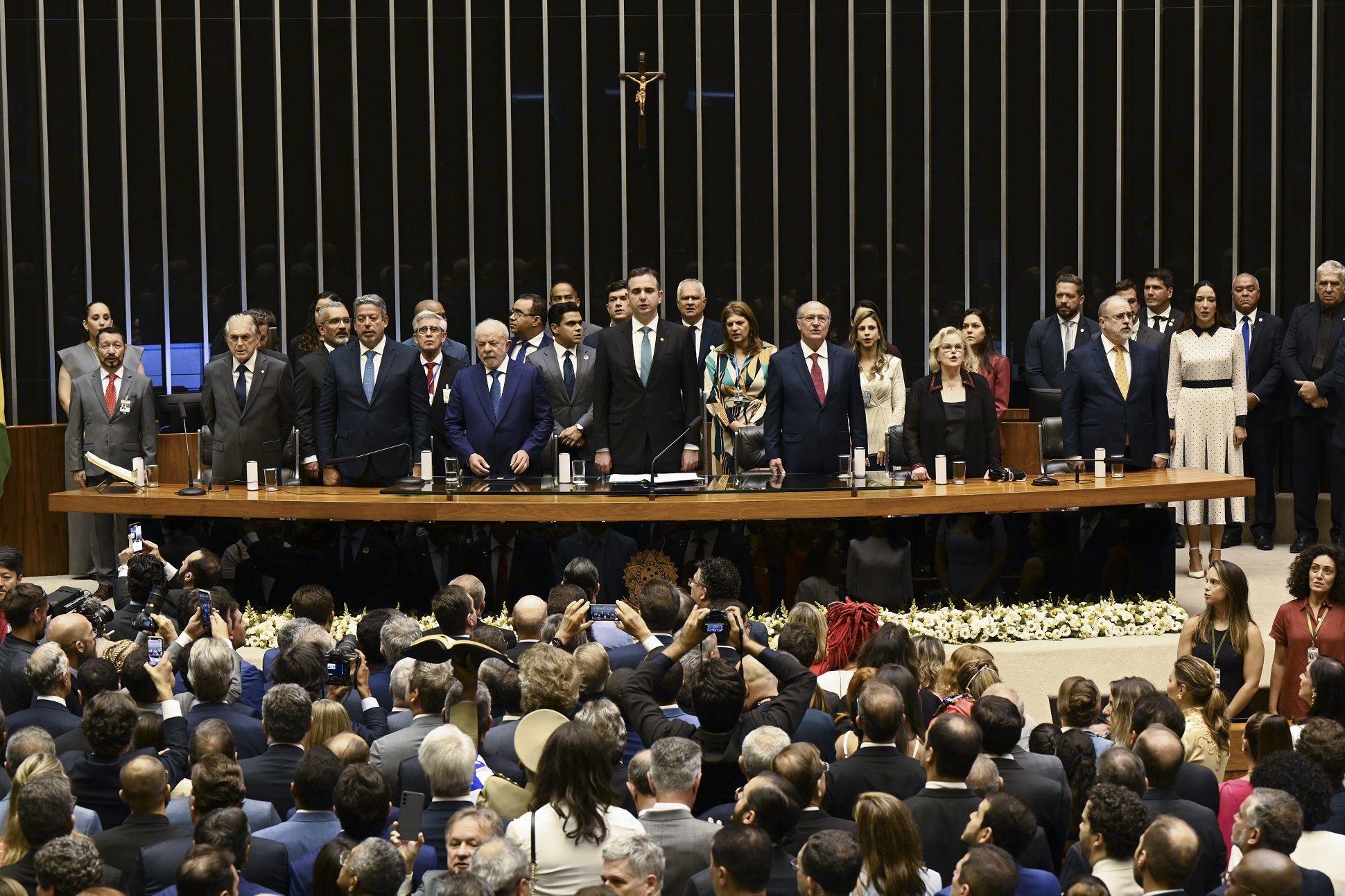 El presidente participó del acto de jura de Lula en el Congreso nacional de Brasil