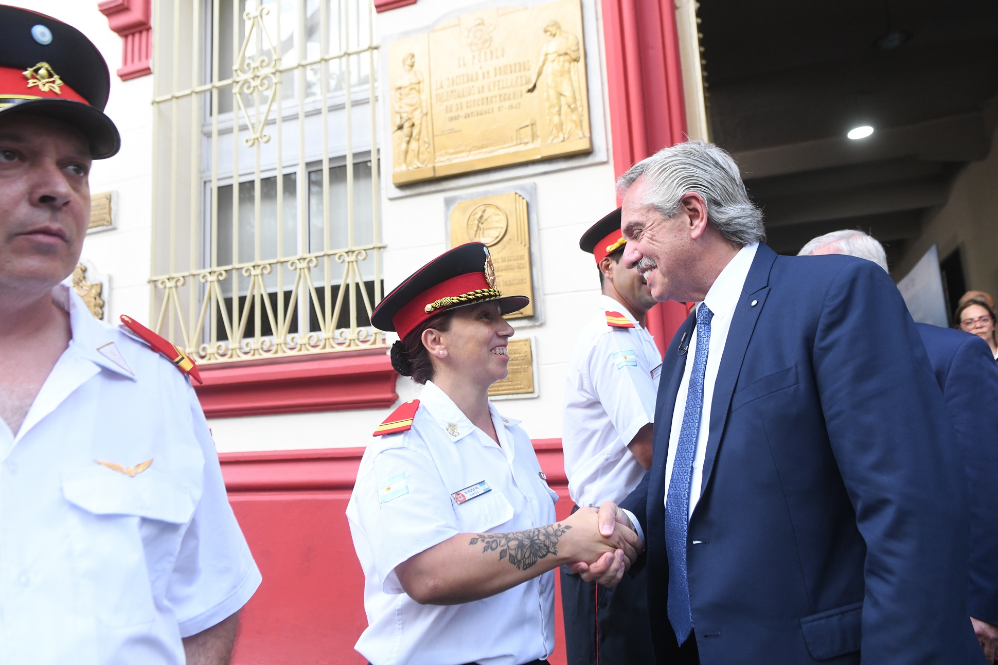 Todo lo que invirtamos en cuidar a los mejores de los nuestros es poco, dijo el presidente al presentar el Seguro Nacional de Bomberos Voluntarios