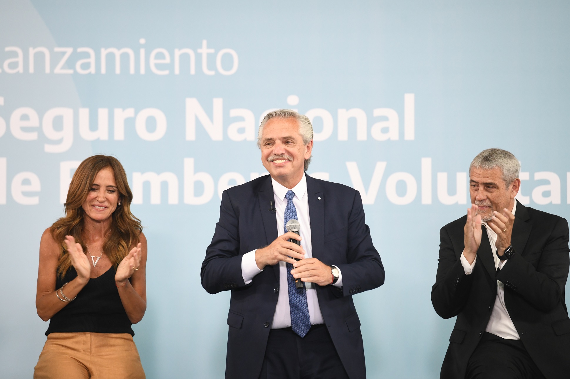Todo lo que invirtamos en cuidar a los mejores de los nuestros es poco, dijo el presidente al presentar el Seguro Nacional de Bomberos Voluntarios